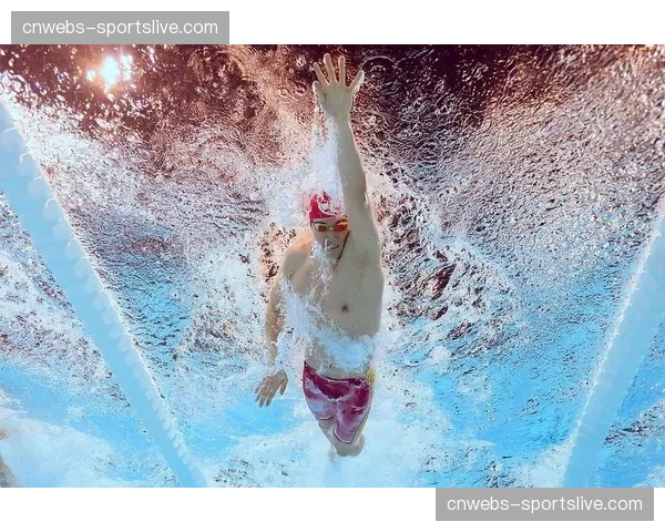 世界游泳锦标赛：潘展乐男子100米自由泳夺冠并刷新赛会纪录