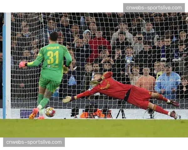 点球大战决胜，曼城门将埃德森两扑点球，助球队淘汰巴黎晋级决赛